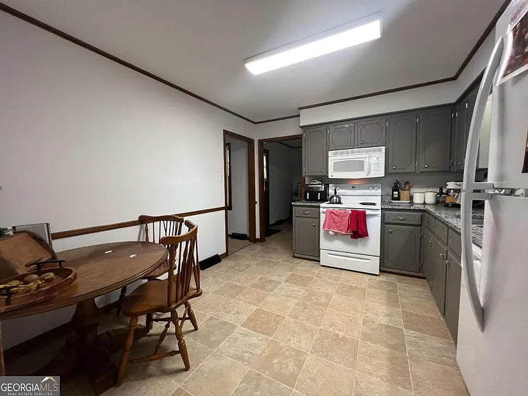 548 Athens St — Photo 8