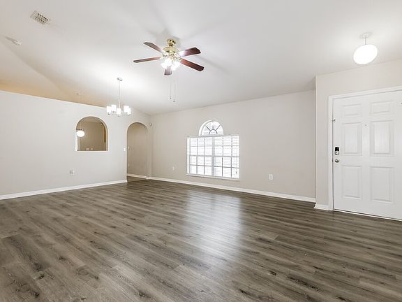 4th image of 927 Brenton Leaf Dr