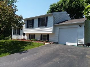 10 Prairie Trl, West Henrietta, NY 14586