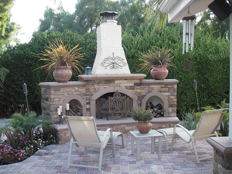 Outdoor fireplace