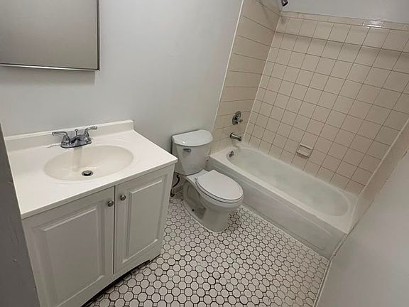 4th image of 2 Van Cortlandt Park Ave APT Bn