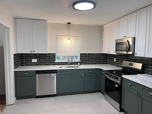3035 W University Ave — Photo 3