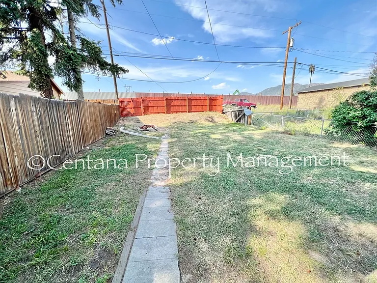 1305 E 2nd St — Photo 33