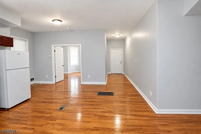 4 bed, 2.0 bath, 1300 sqft, $2,500 — Photo 3