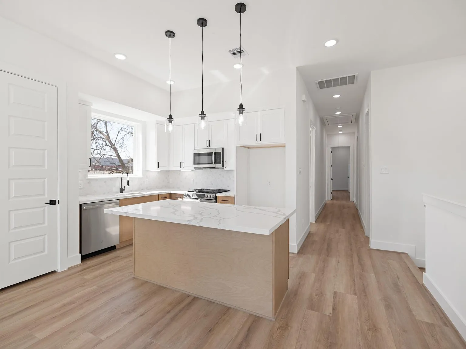 3 bed, 3.0 bath, $3,200 — Photo 3