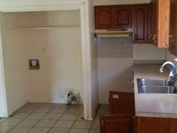 5th image of 5820 S Oak Dr