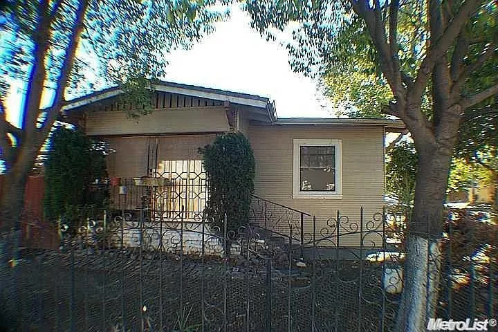 700 N Airport Way photo 1
