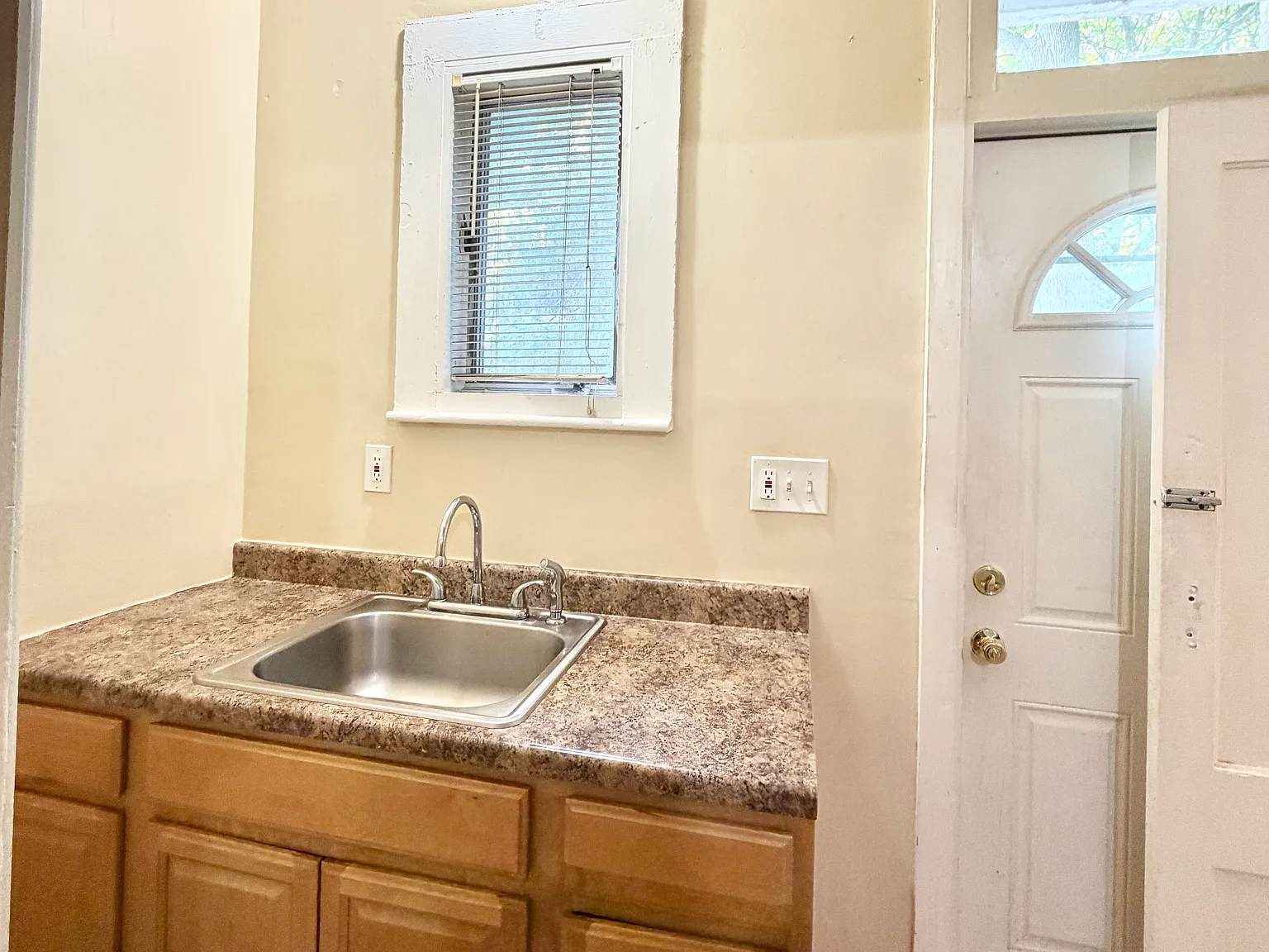 3 bed, 1.5 bath, 1750 sqft, $2,150 — Photo 3