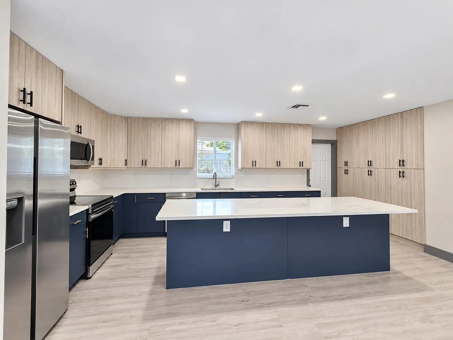 2 bed, 1.0 bath, 975 sqft, $2,300 — Photo 3