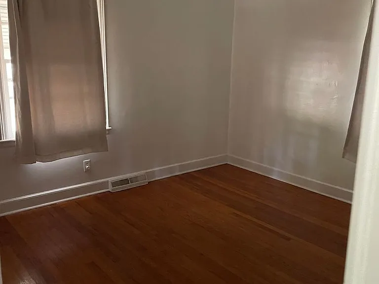 811 W Elm St — Photo 34