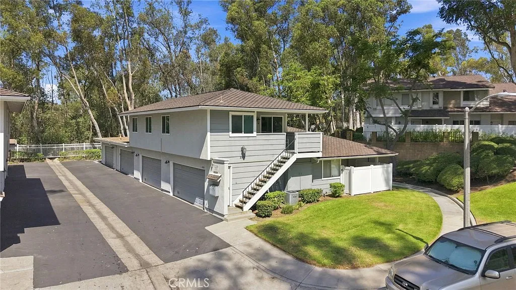 2 bed, 888 sqft, $3,000 — Photo 1