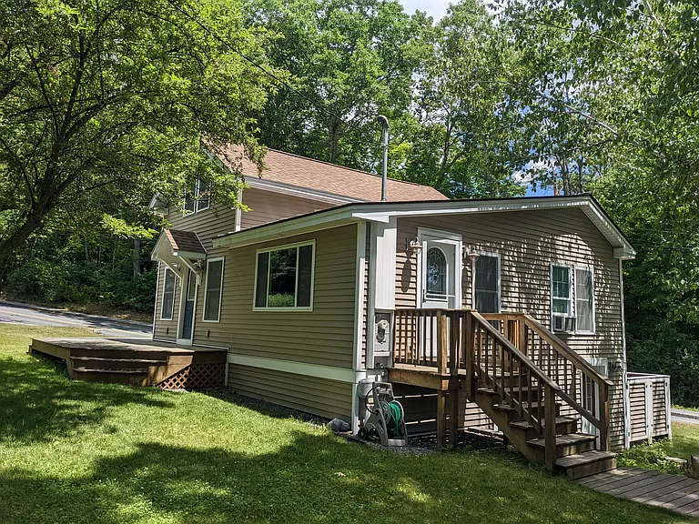271 Hanover St — Photo 2