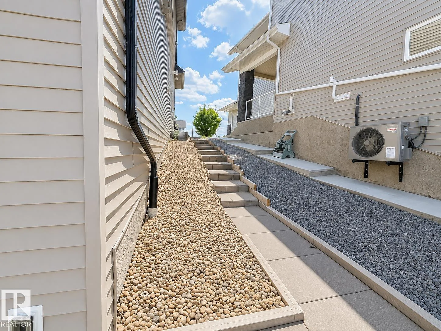 2 bed, 1.0 bath, 899 sqft, $1,500 — Photo 2