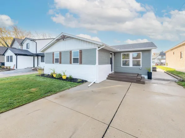 38228 Huron Pointe Dr, Harrison Township, MI 48045