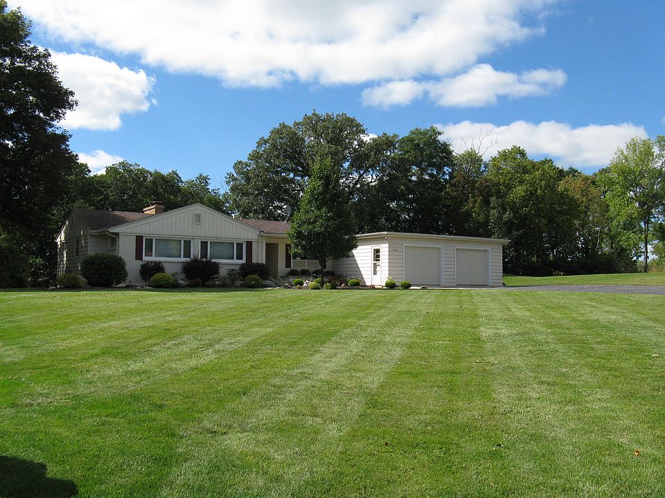 Wonderful front lawn!