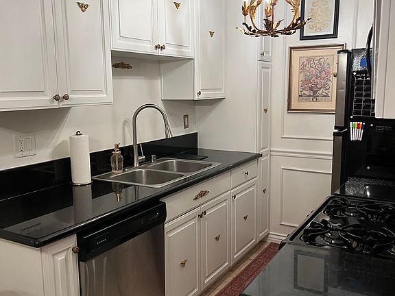 5th image of 2241 Virginia Ave APT 16