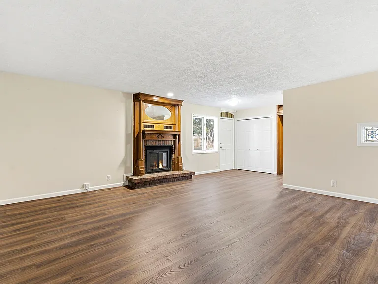 2431 S Kings Ave — Photo 4