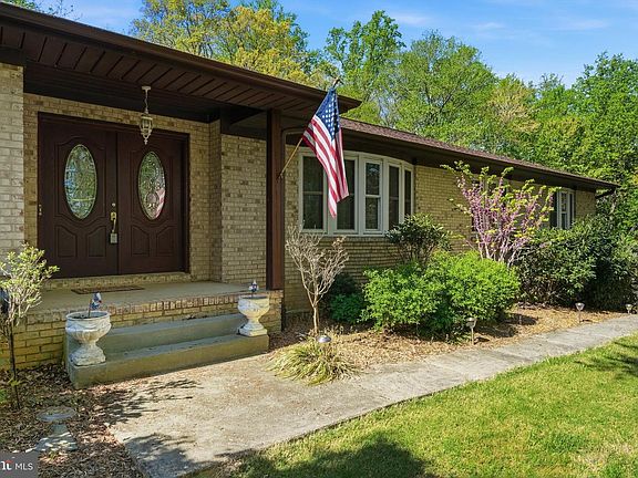 2nd image of 4465 Camelot Dr