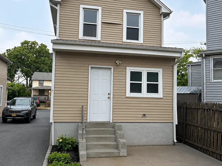 131 S 7th Ave — Photo 2