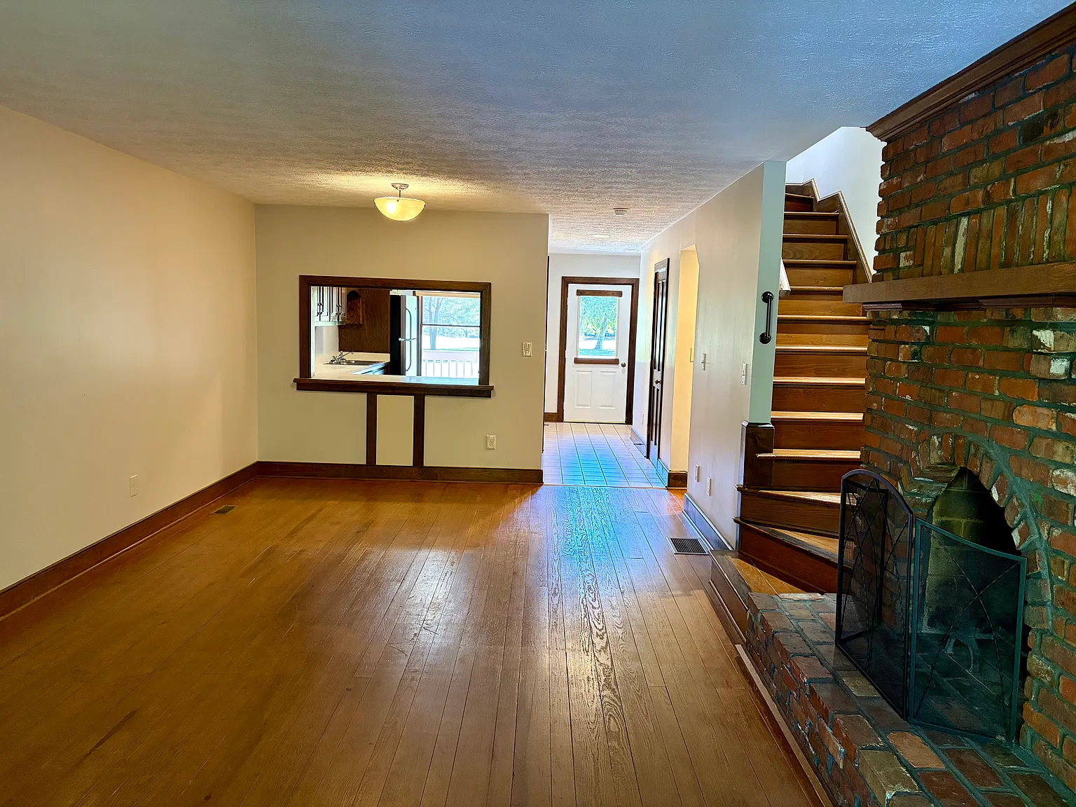 3 bed, 2.5 bath, 2200 sqft, $2,000 — Photo 4