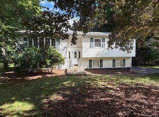 6 Bell Ct, Airmont, NY 10901