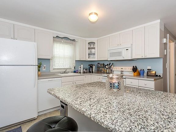 3rd image of 32 Greenwood Ave