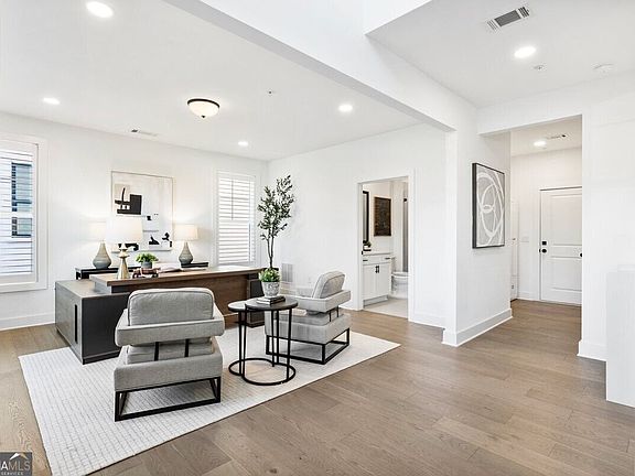 3rd image of 2044 Juliette Ave