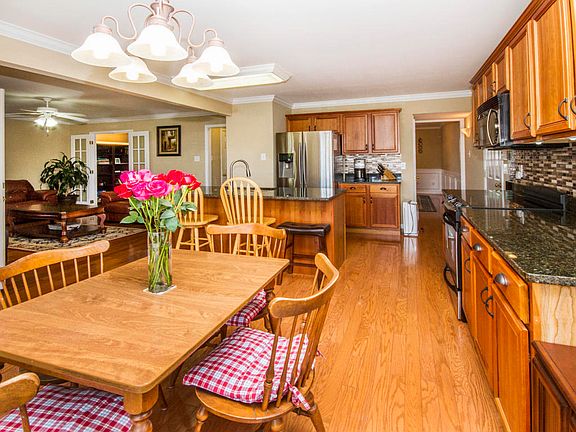 3rd image of 9520 Hickory Knoll Ln