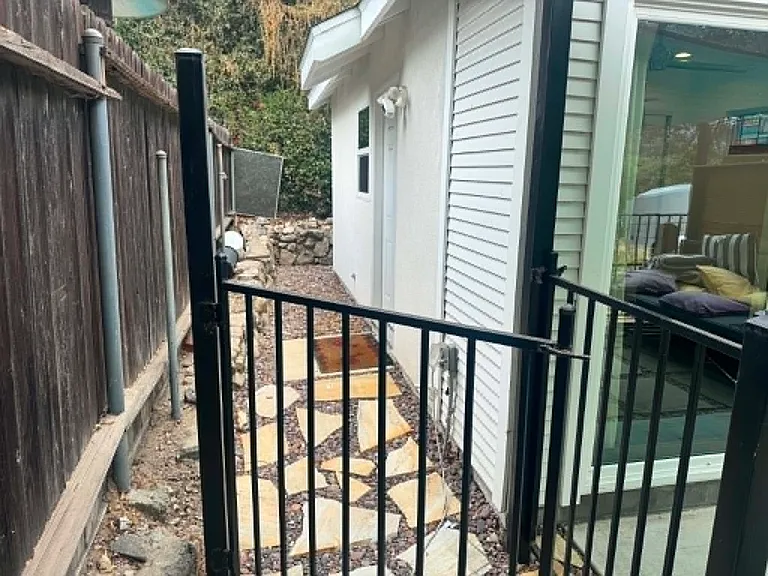 3445 Montrose Ave #A — Photo 7