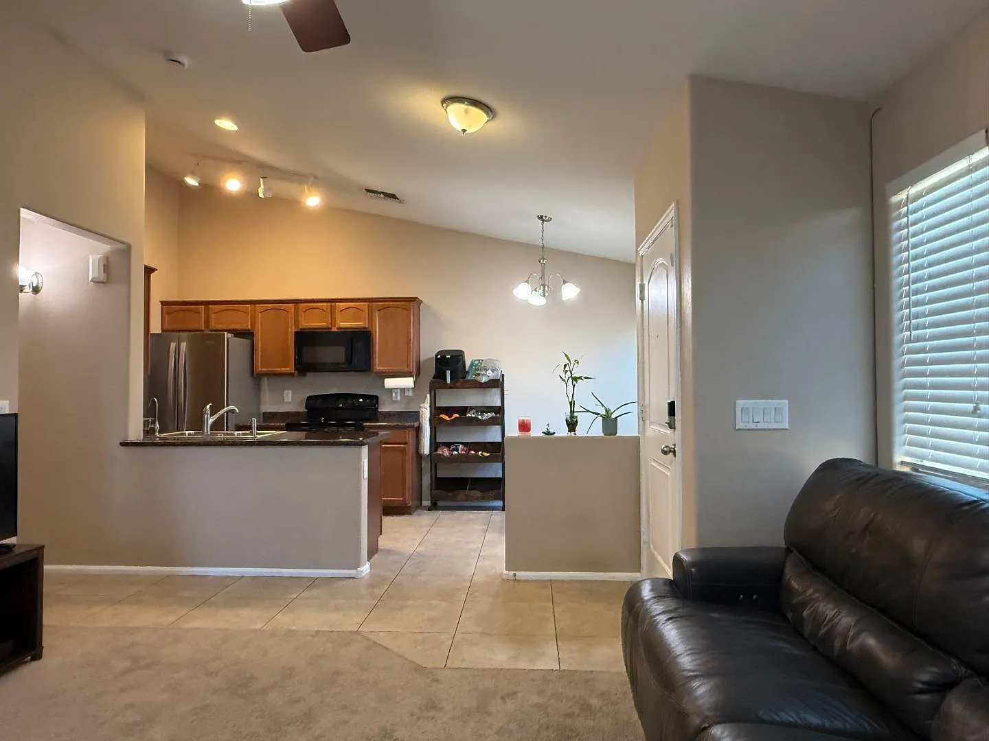 3 bed, 1320 sqft, $1,800 — Photo 2