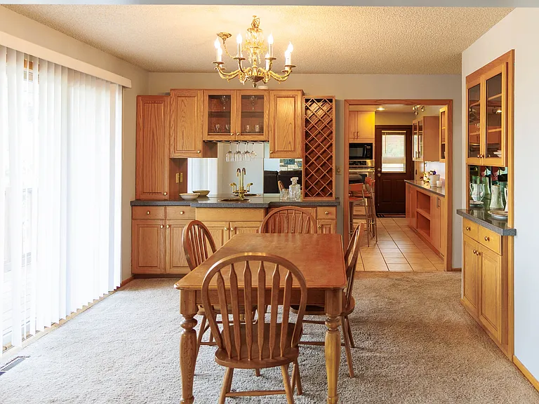 2750 Greenbriar Dr — Photo 8