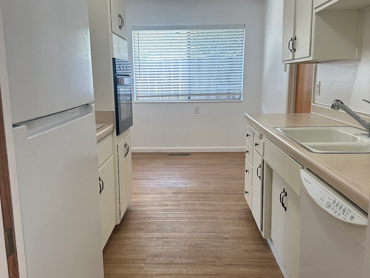 3 bed, 1000 sqft, $4,500 — Photo 4