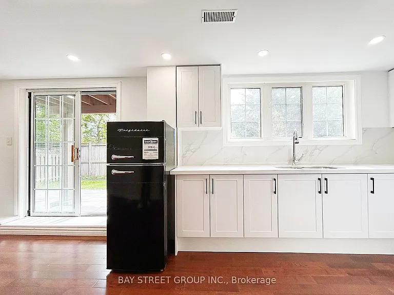 17 Bradbury Cres — Photo 5