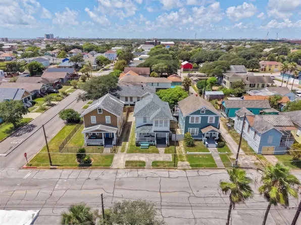 2221 35th St, Galveston, TX 77550