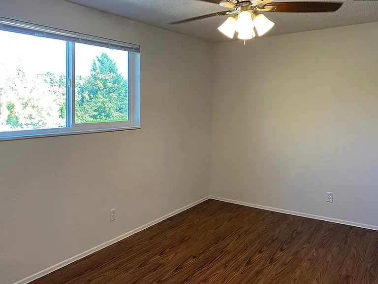 480-Knox St — Photo 9