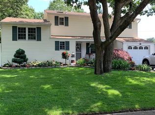 1 Rocket Ct, Selden, NY