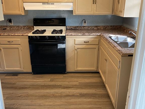 4th image of 900 Henry St #902