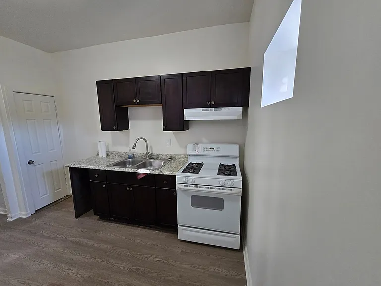 47 N Hobart St — Photo 5