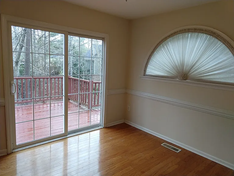 136 Trafalgar Ln — Photo 8