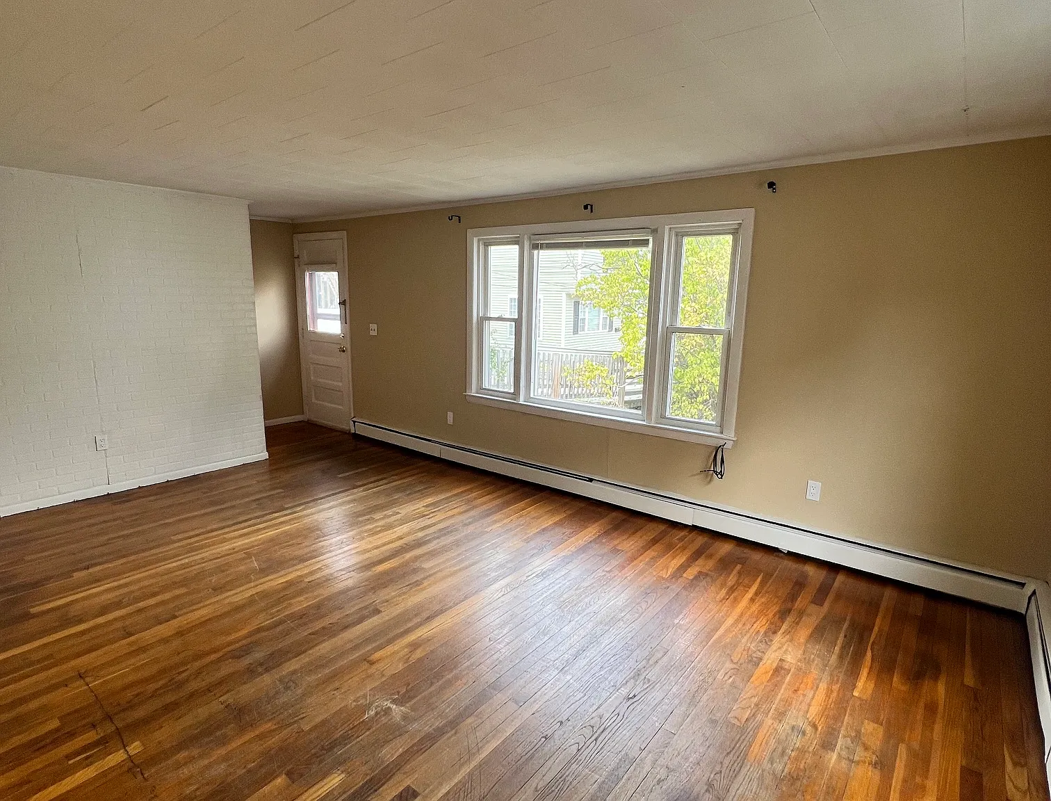 557 S Main St — Photo 2