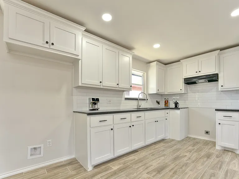 701 W Chavez St — Photo 3