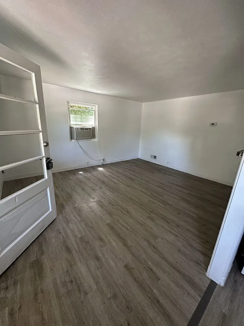 1512 E Gardner Ln — Photo 3