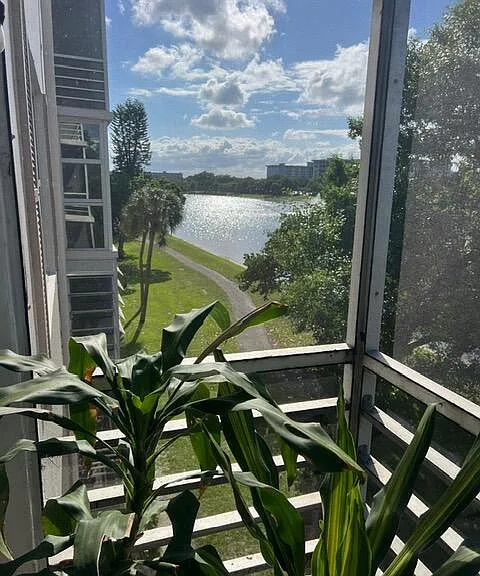 2751 N Palm Aire Dr #402 — Photo 29