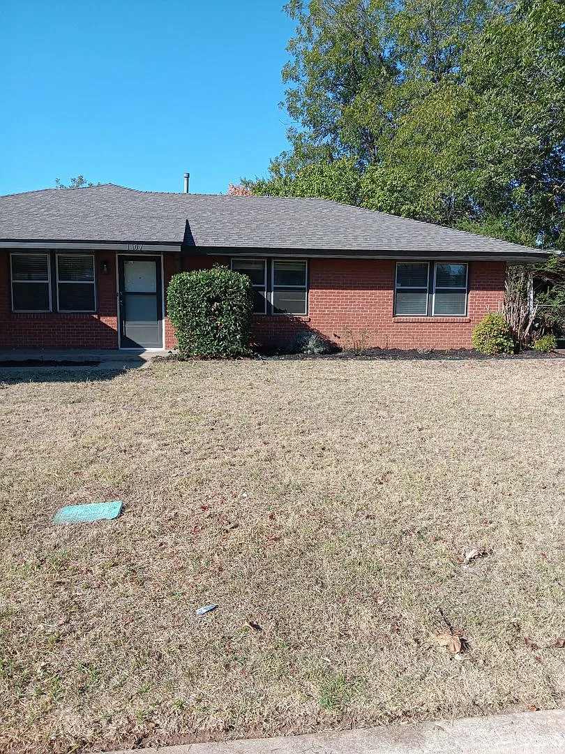 Clean 3 bed 2 bath brick home with garage and shop for lease — Photo 1