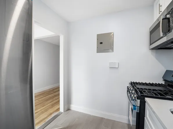 228-08 Stronghurst Avenue image 11 of 20