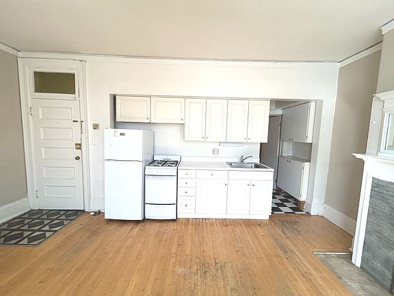 4th image of 918 E Knapp St APT 7
