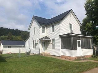 822 S 2nd St, Guttenberg, IA 52052