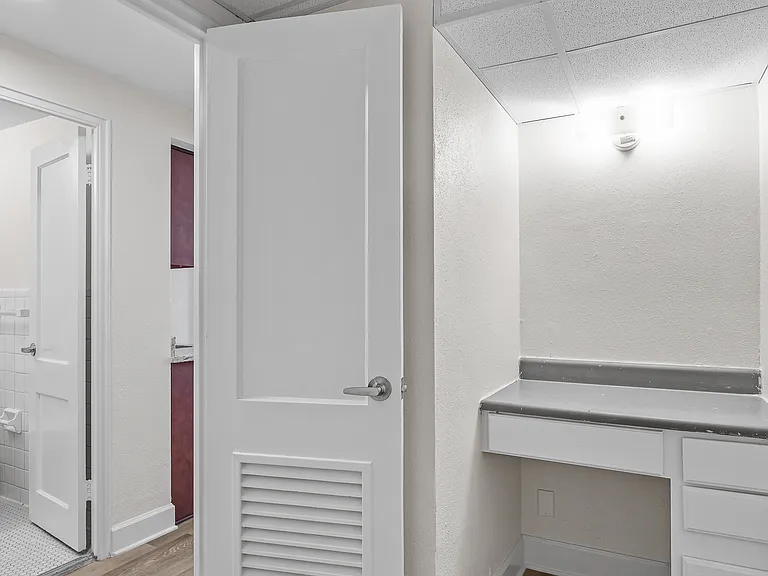 Fairmont Tower Apartments — Photo 9