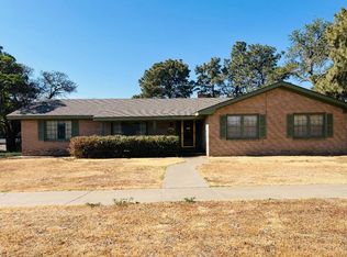 901 W 11th St, Plainview, TX 79072