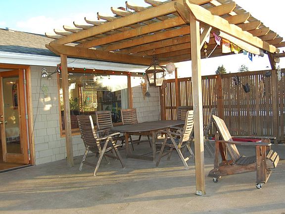 Coved outdoor dining area
